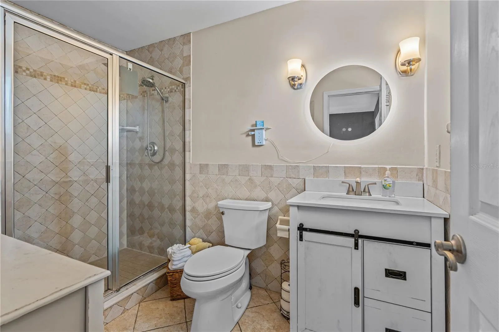 Primary bedroom Full bathroom (view 1) (Main house 2nd floor)