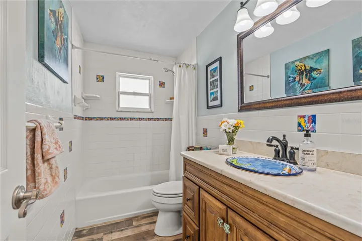 Guest Full bathroom (Main house 2nd floor)