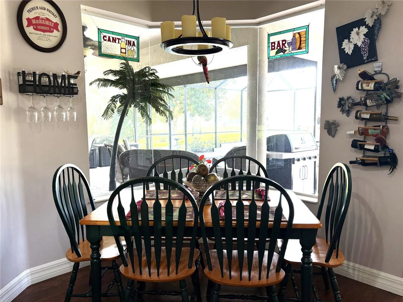 dining area between kitchen and family room