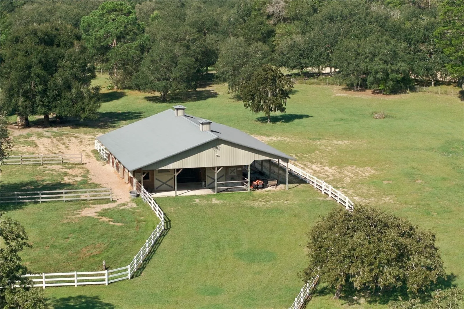 An amazing 6 stall barn