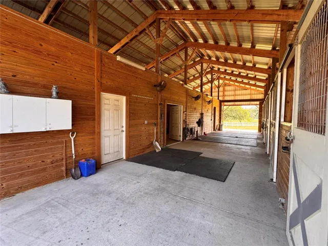 6 stall center aisle barn