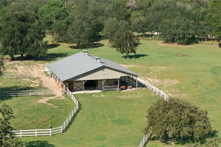An amazing 6 stall barn