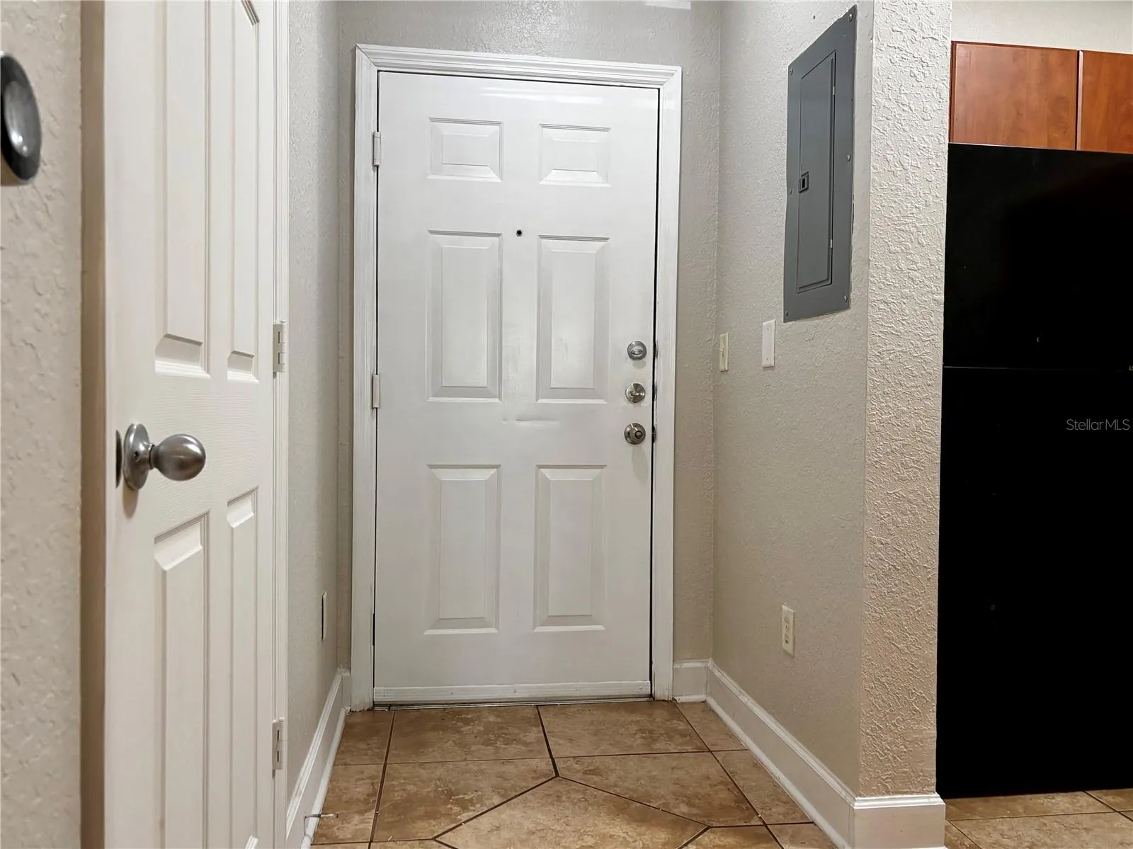 Foyer, kitchen, bathroom have ceramic tile