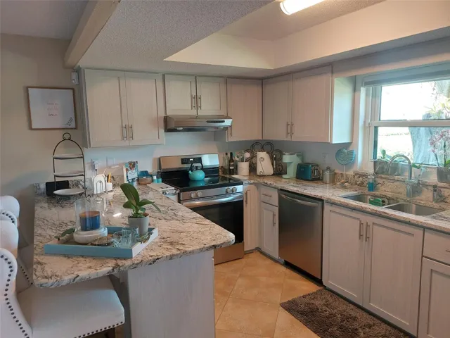 Staged photo of kitchen.