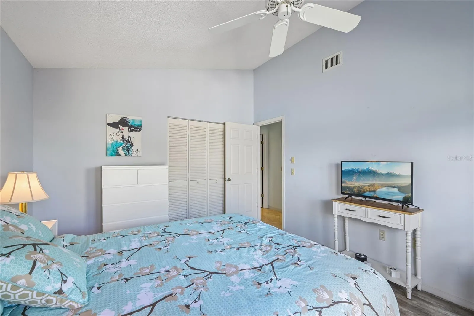 Guest bedroom