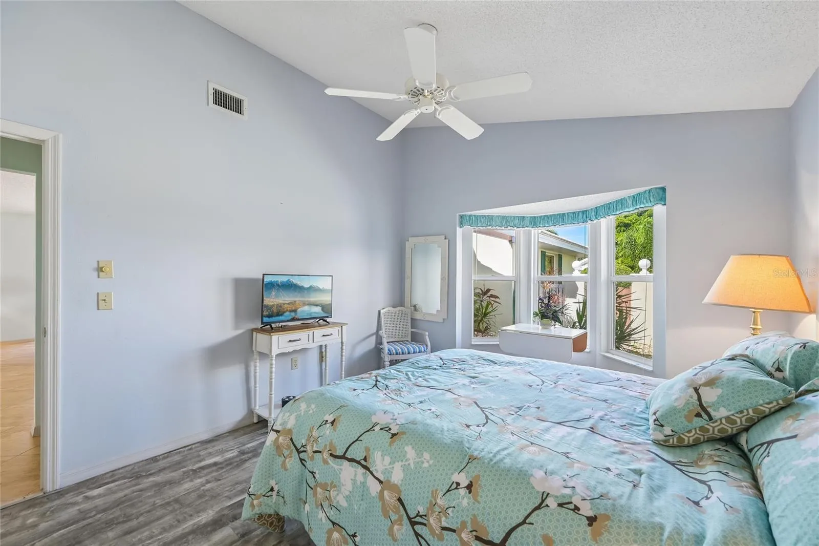Guest bedroom