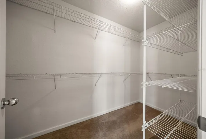 WALK-IN CLOSET