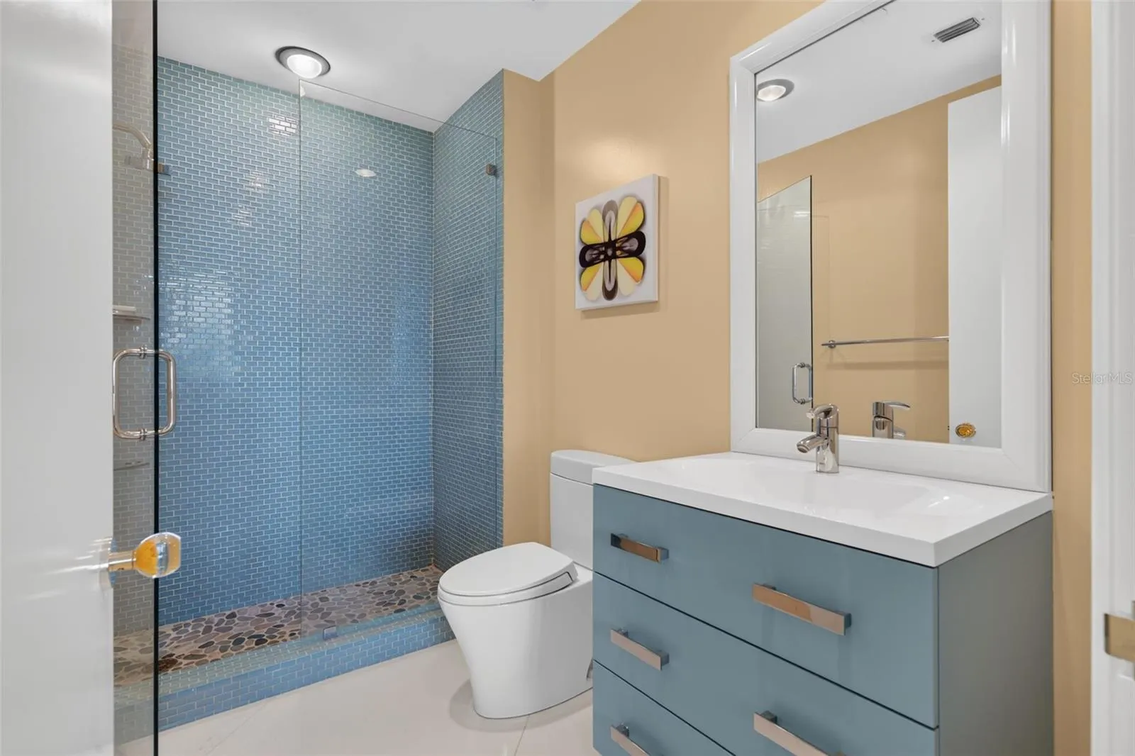 Guest ensuite bathroom 1
