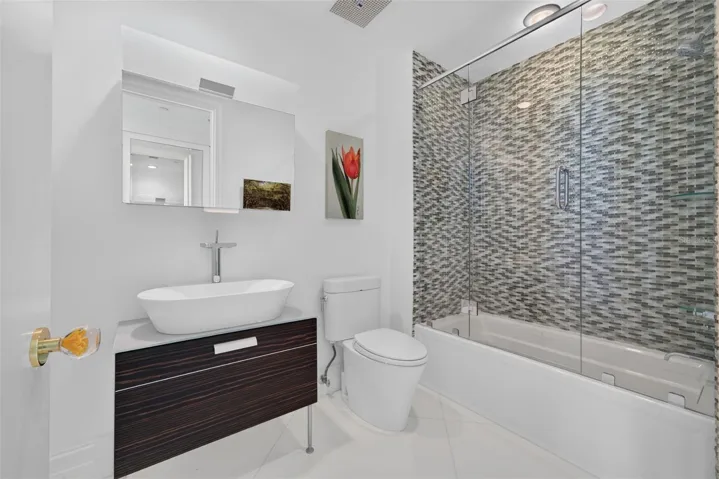 Guest 2 ensuite bathroom