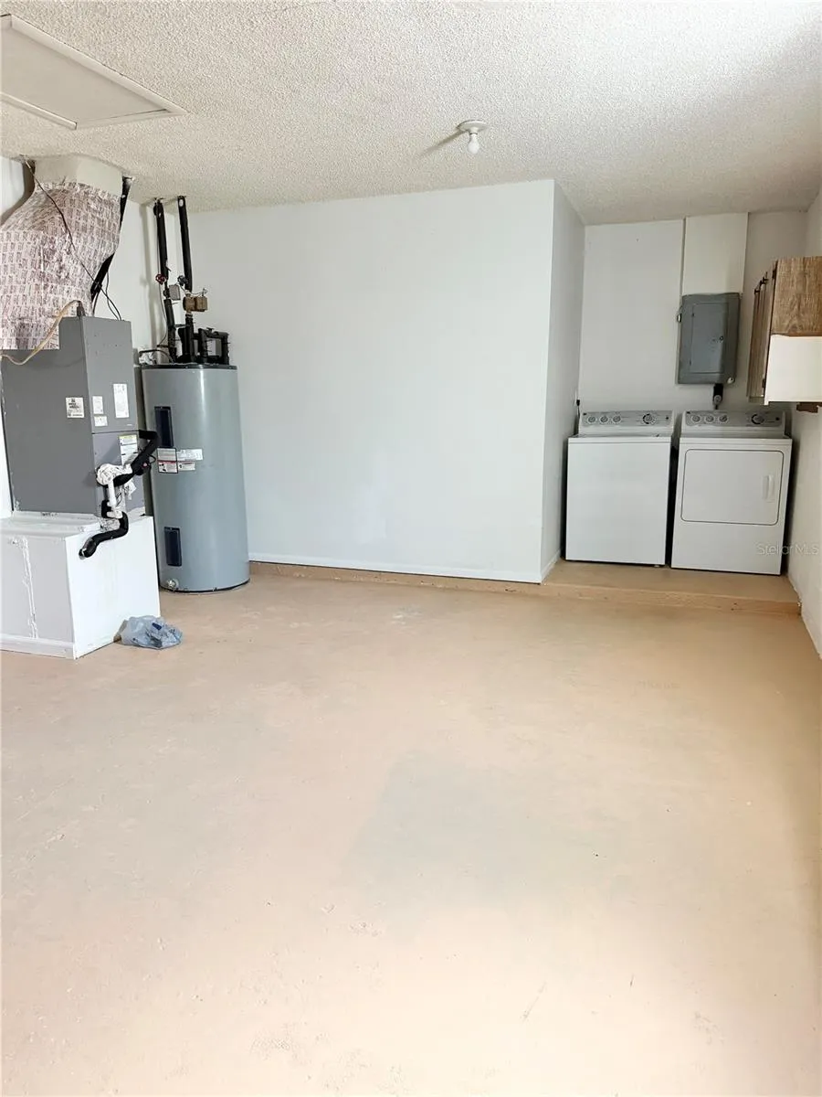 Garage with Washer and Dryer