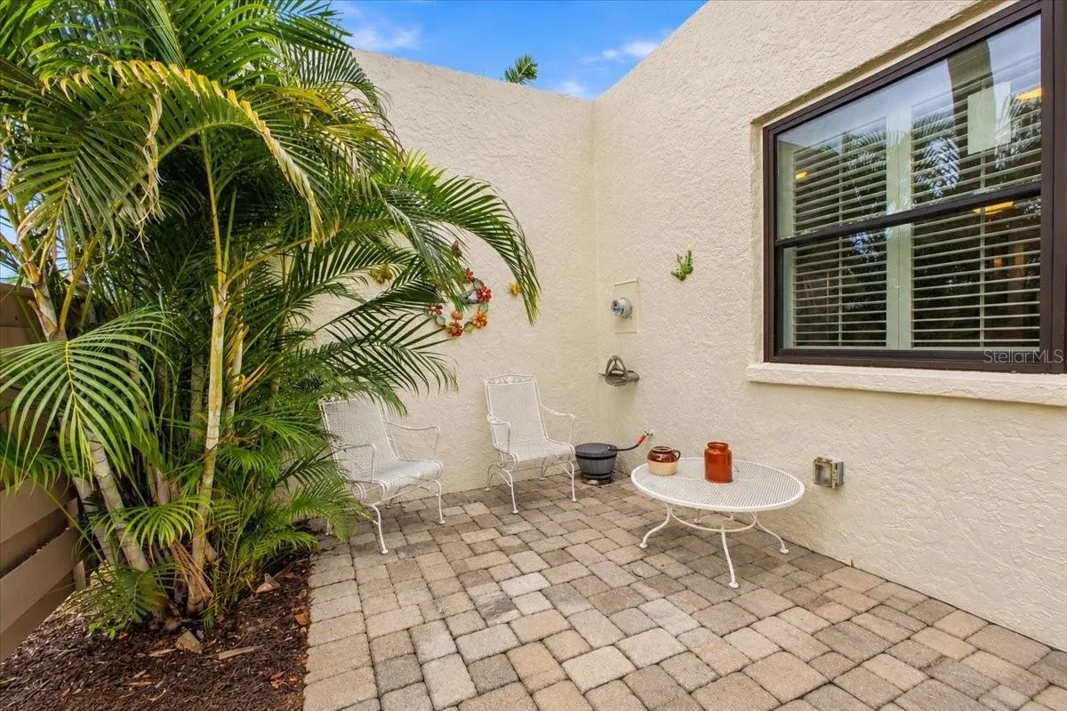 Sitting area outside of fornt door