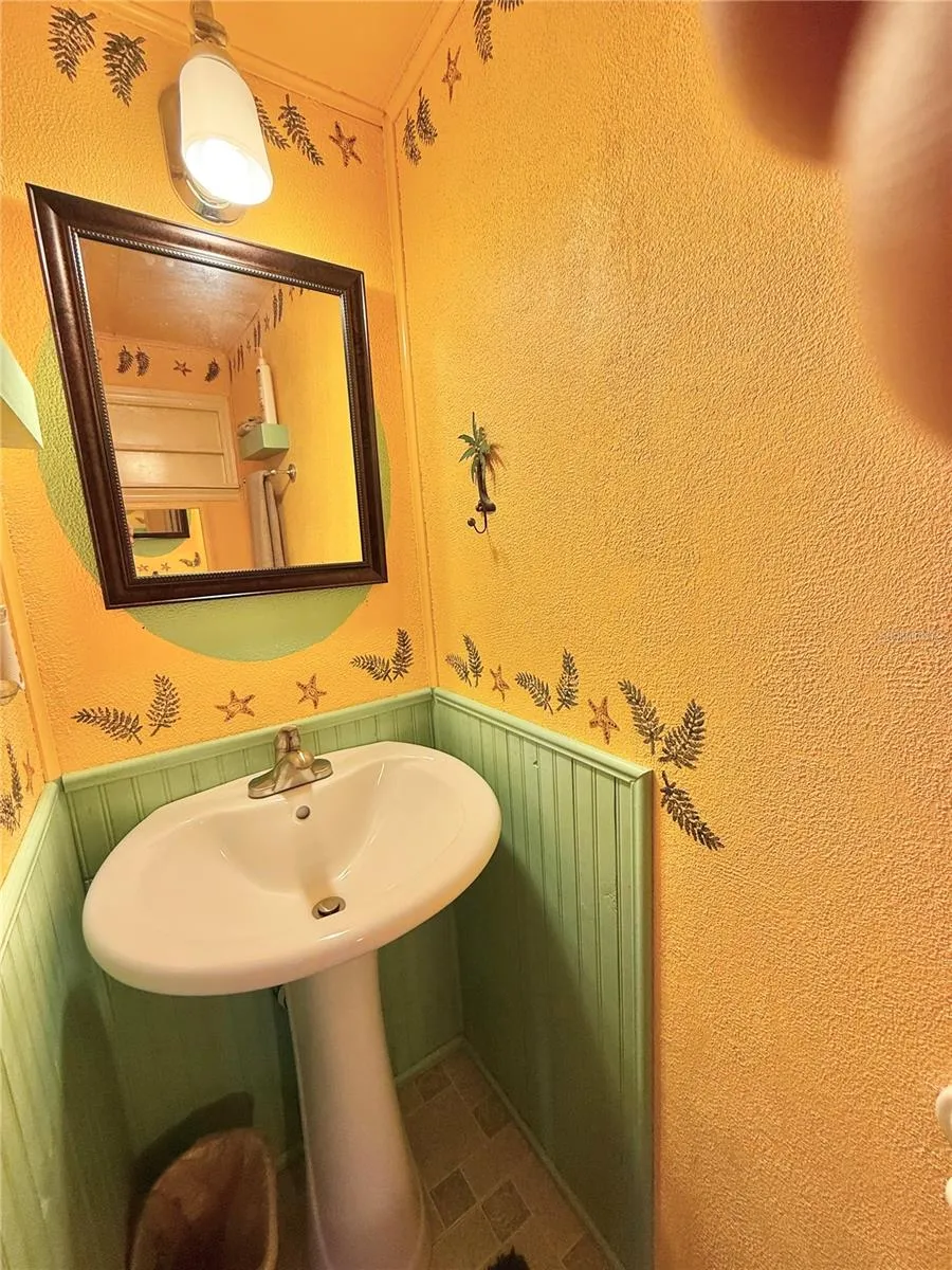 1/2 Bathroom
