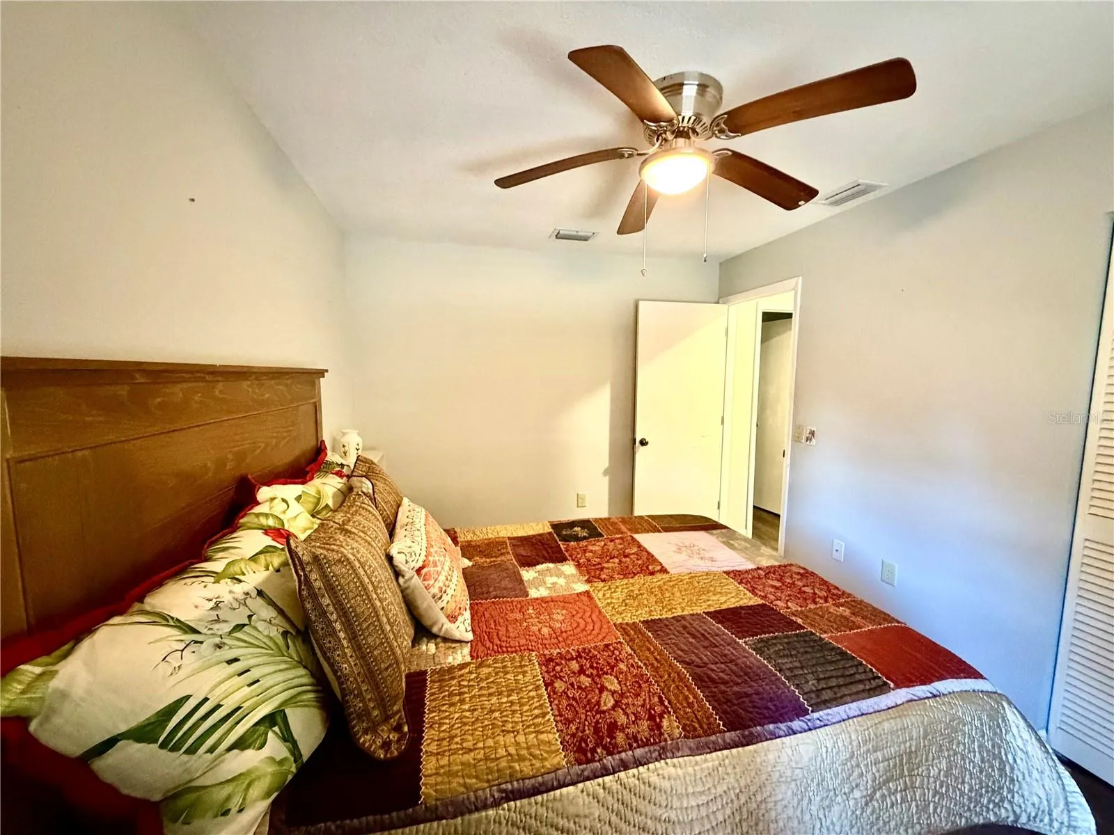 Great sized 2nd bedroom, sizable closet and ceiling fan