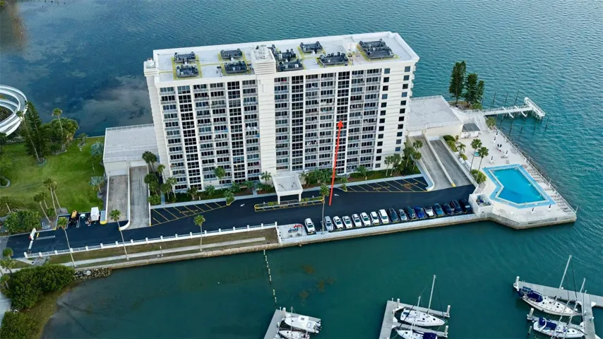 Florida living at its finest: in the downtown area of Clearwater, walk, bike, shop, dine, fish, swim, paddle/board, drink coffee from your balcony watching dolphins by the marina from your bright, modern, perfectly positioned home found in unit 809 at 100 Pierce St.