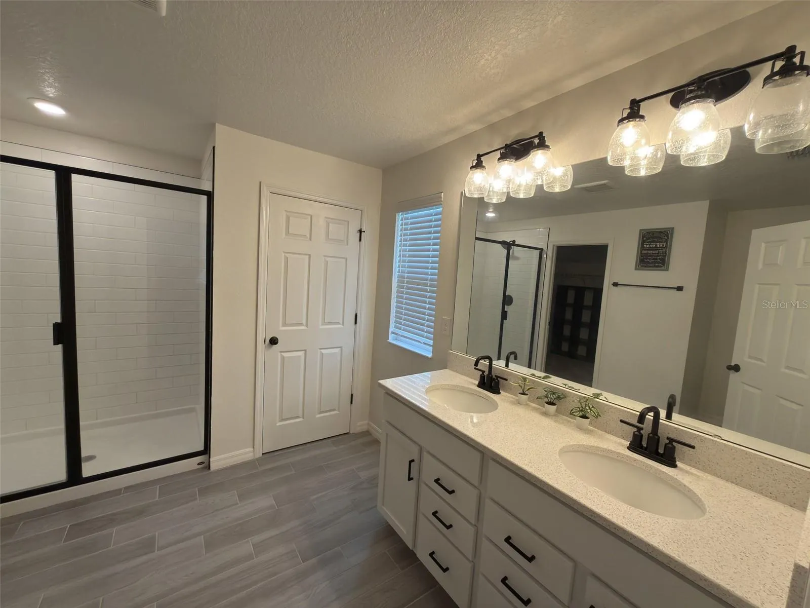 Primary bathroom W/ 2 vanity
