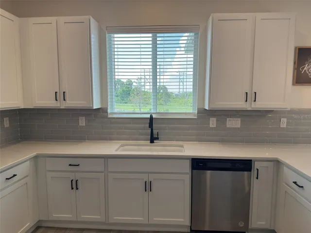 Kitchen with tasteful Backsplash