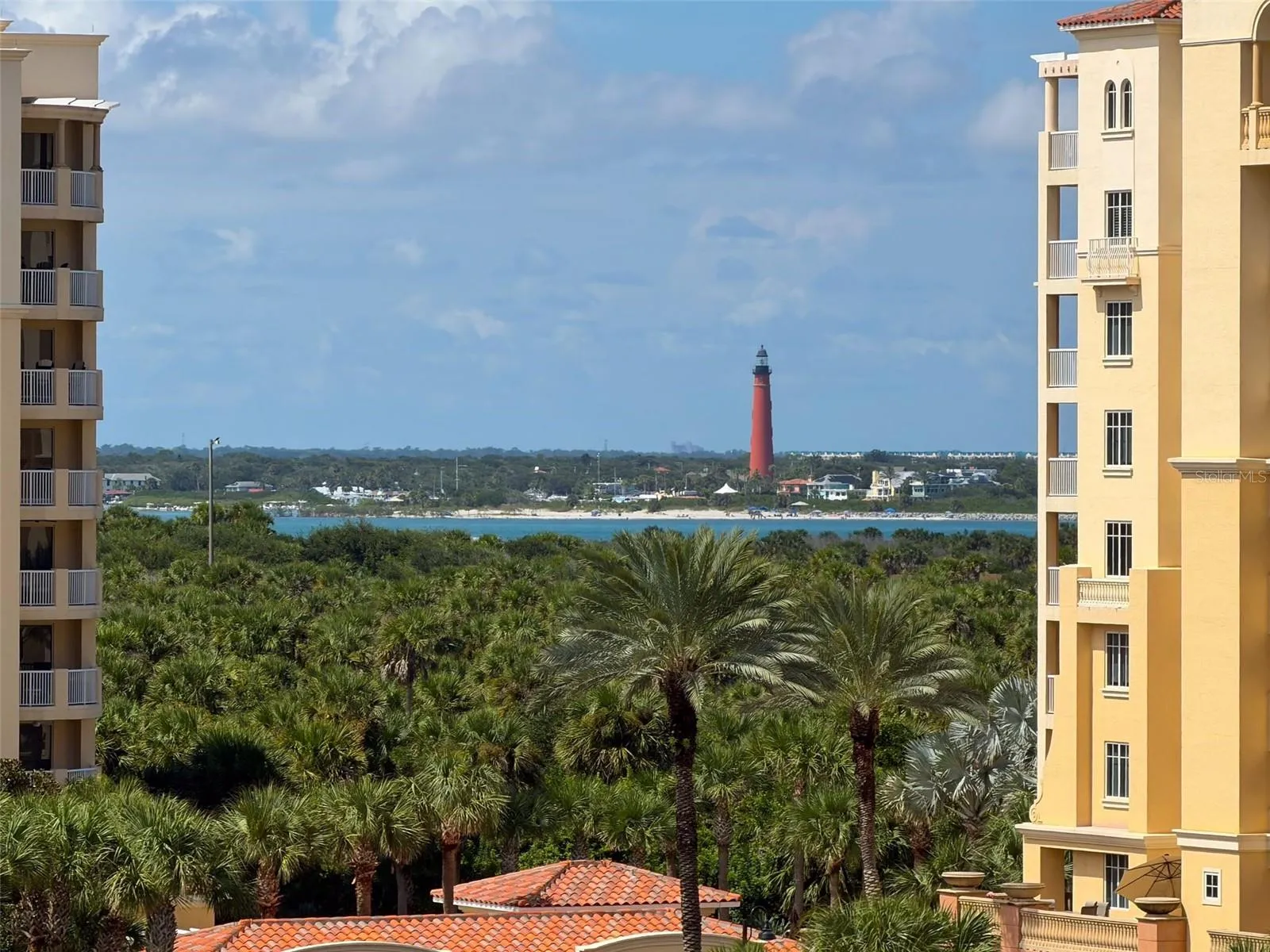 Watch the lighthouse from your front door & breakfast nook!