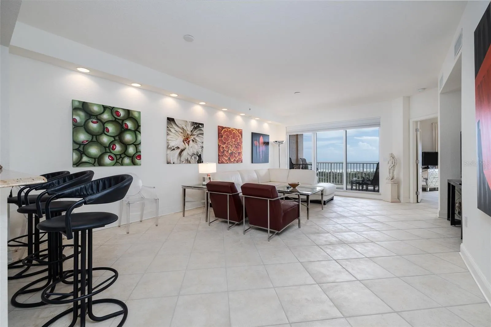 Open floorplan great for entertaining.