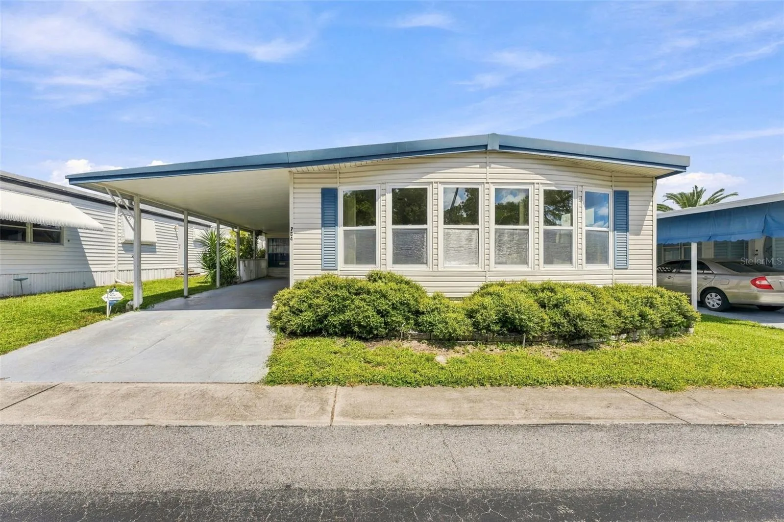 Well-maintained mobile home for sale in desirable Palm Hill County Club