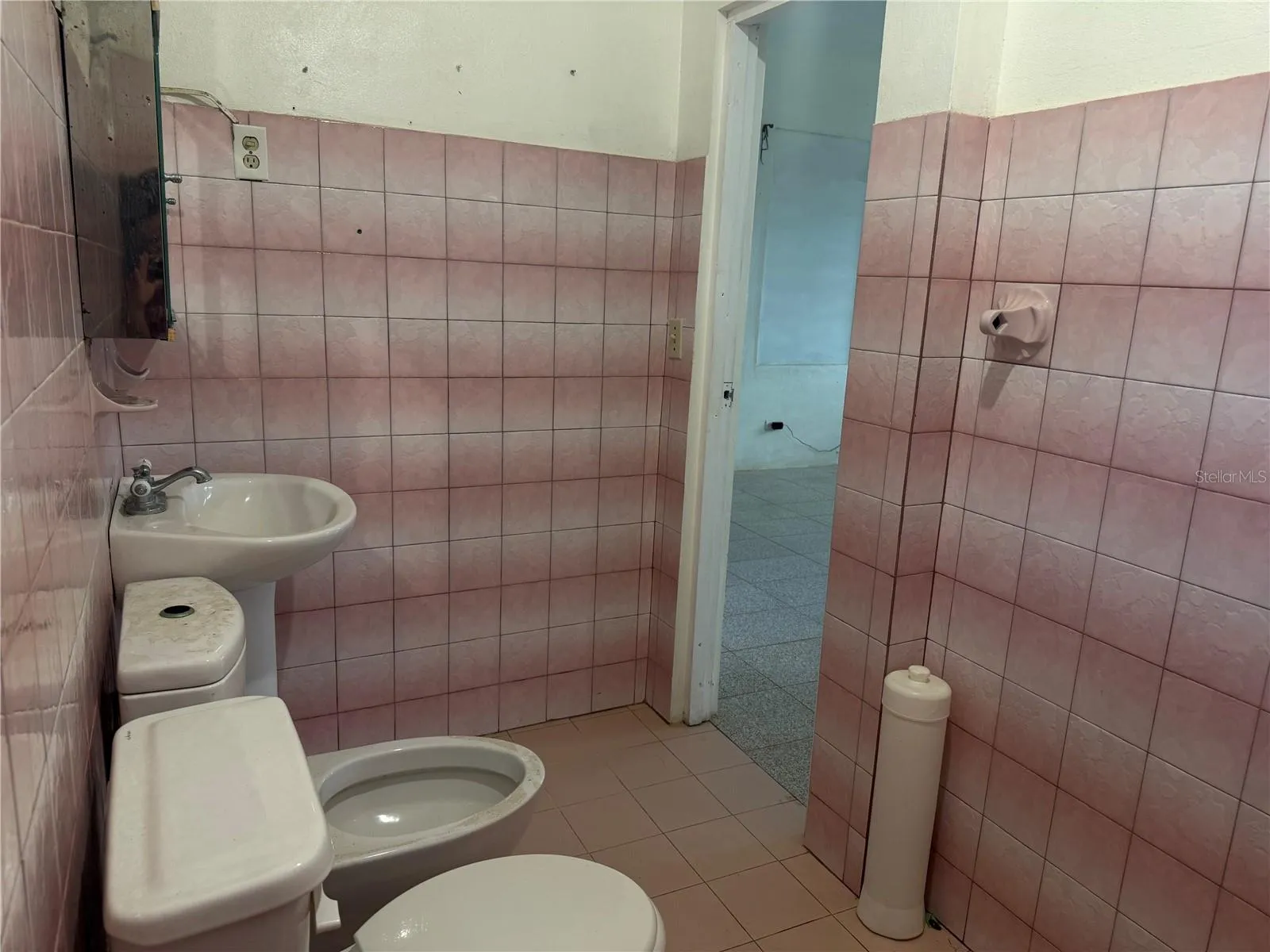 1st Bedroom Ensuite Bathroom.