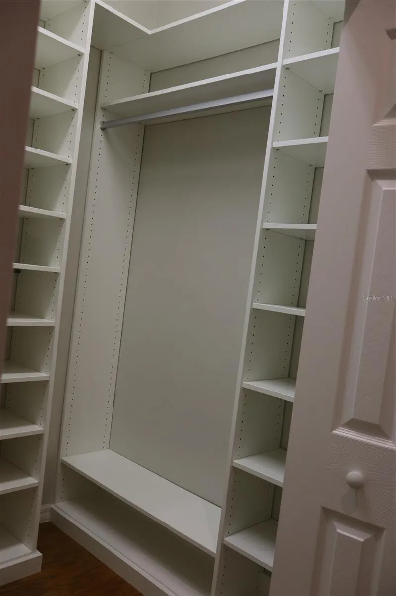 Walk-in closet 2
