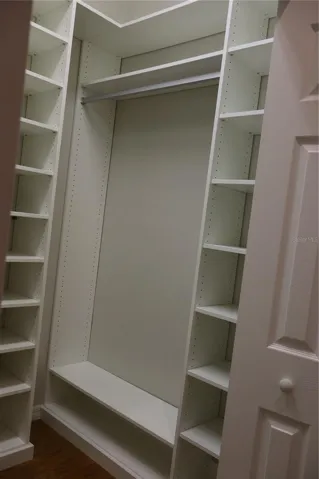 Walk-in closet 2