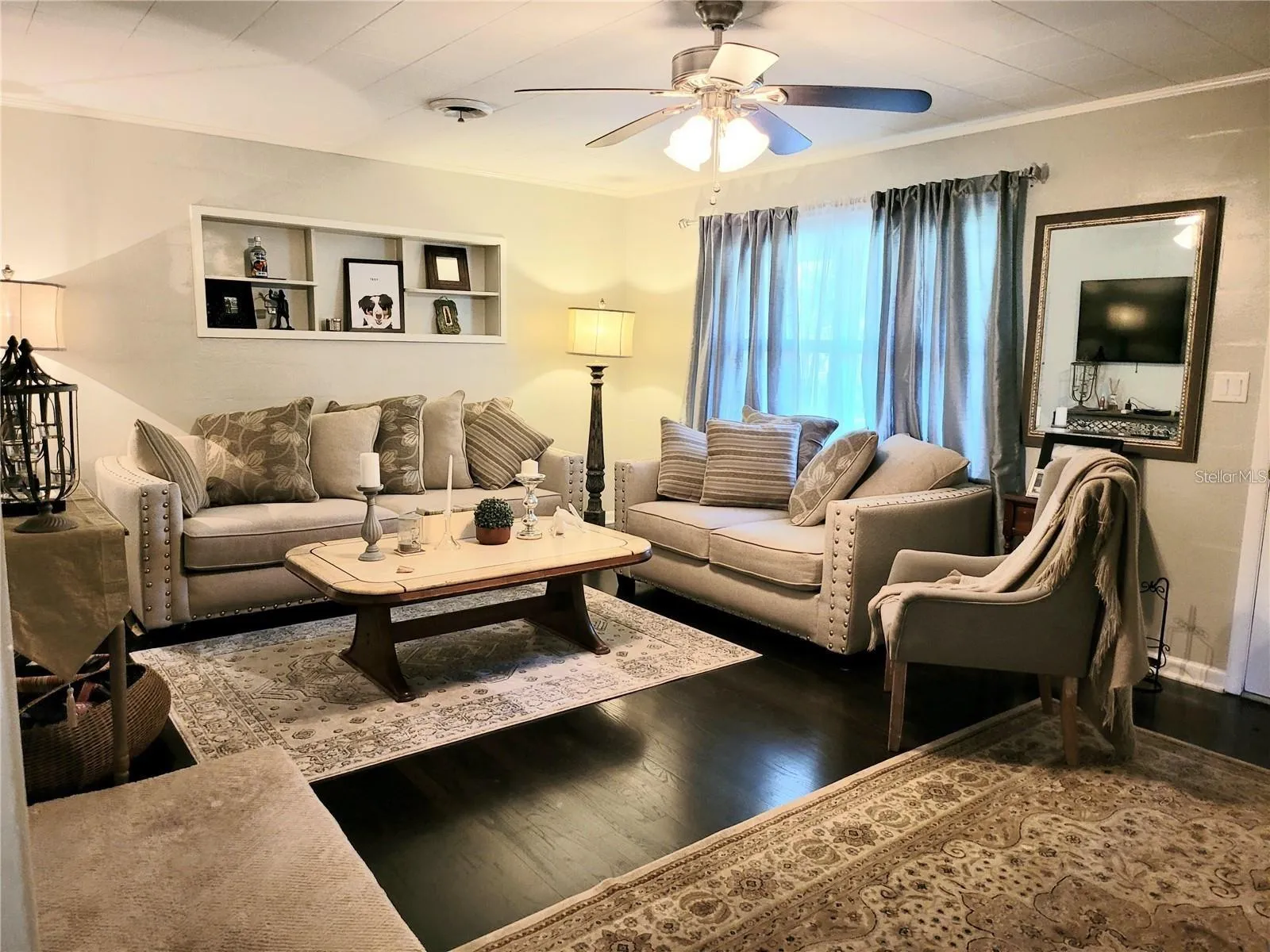 Living room - pictures from previous listing with permission
