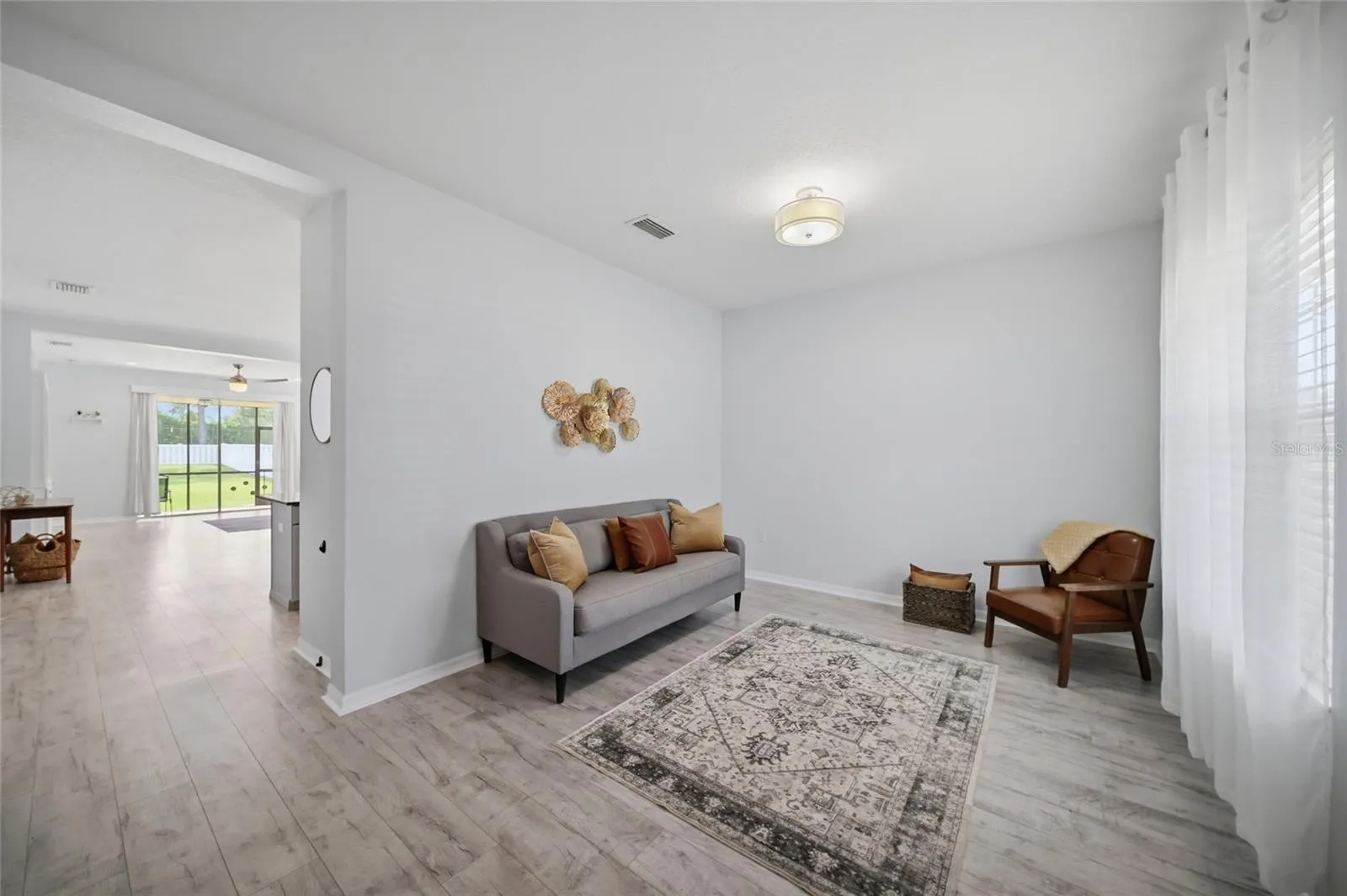 Flex room for dining, office, den...