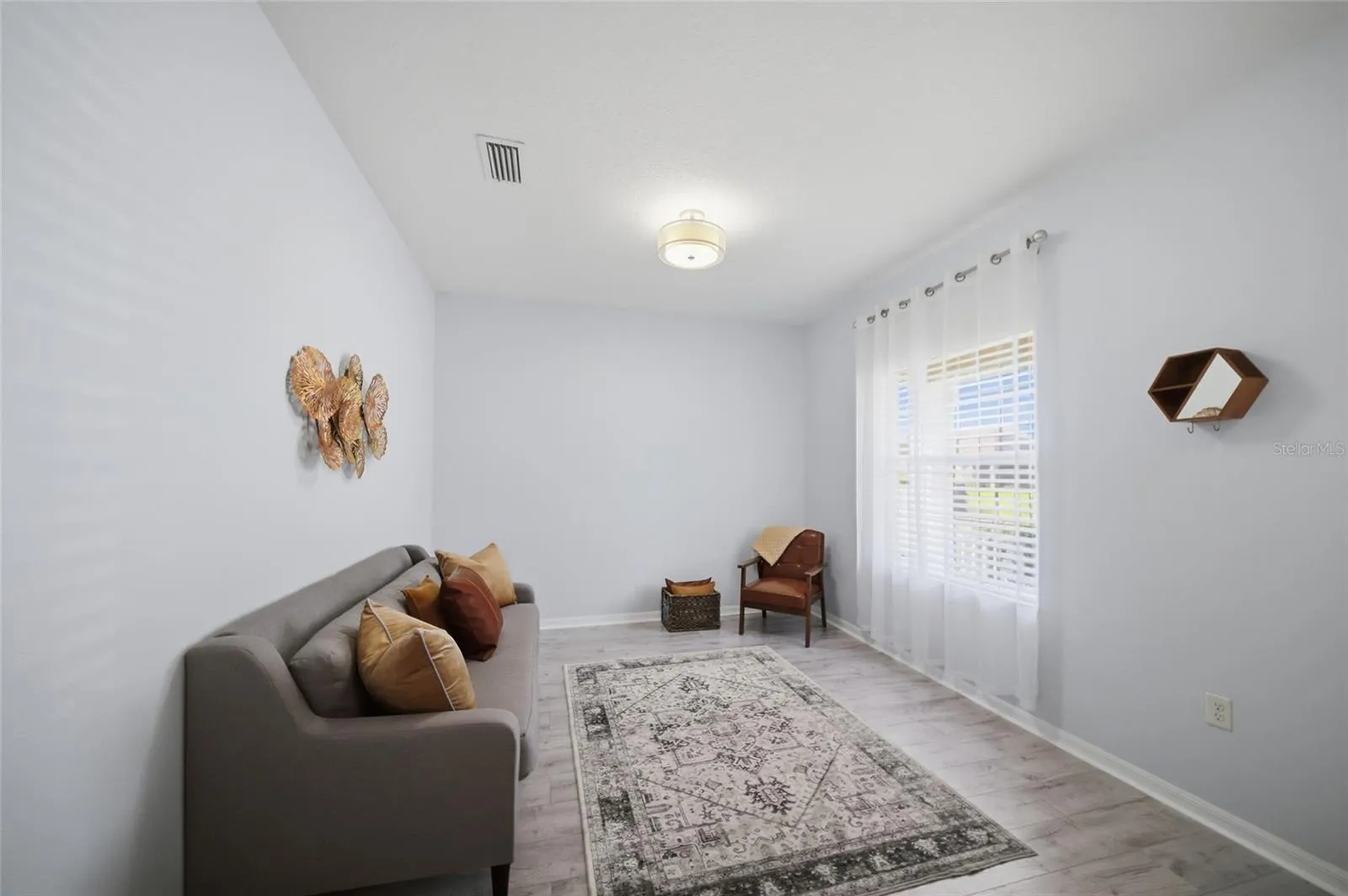 Flex room for dining, office, den...