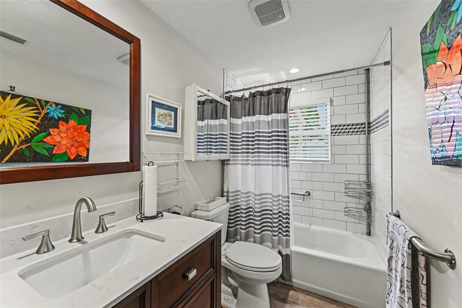 Serene guest bathroom featuring tub shower combination, venice-fl-412-redwood-rd