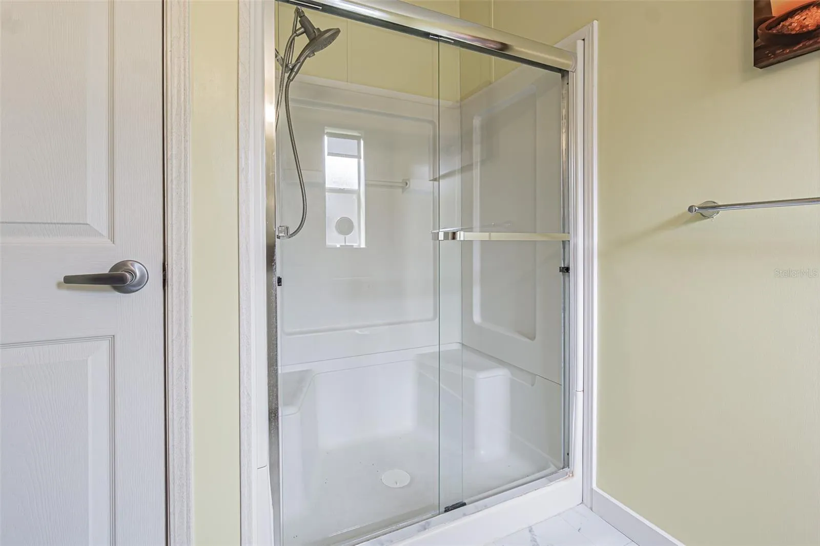 Large shower with 2 seats