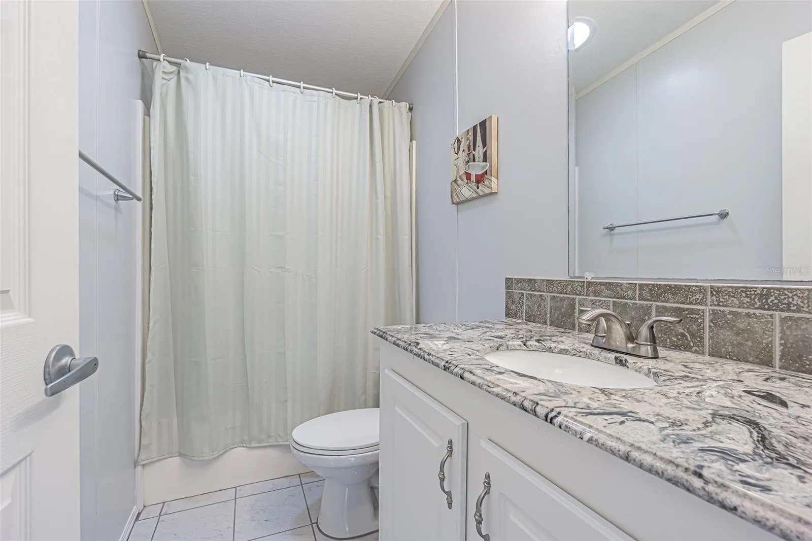 Tub/shower in Secondary bathroom