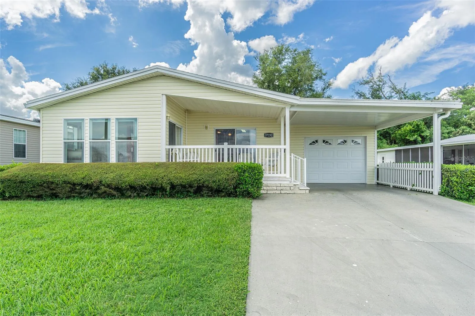 Great Curb Appeal!