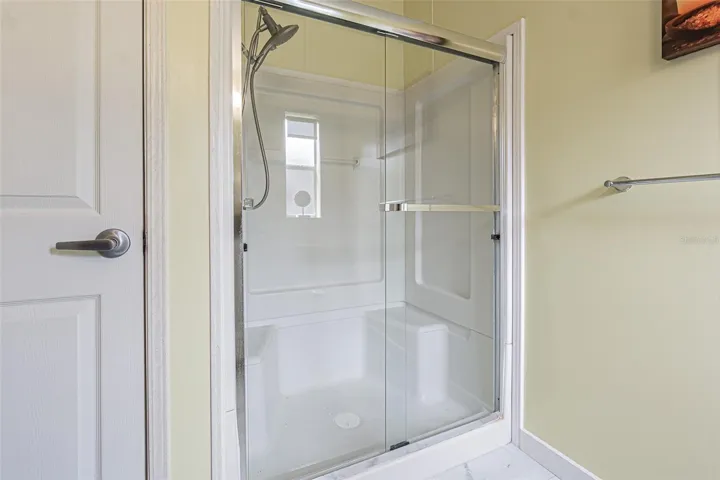 Large shower with 2 seats