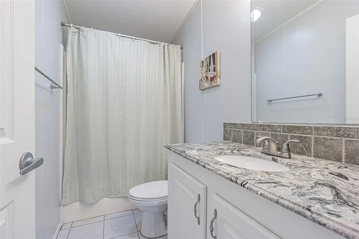 Tub/shower in Secondary bathroom