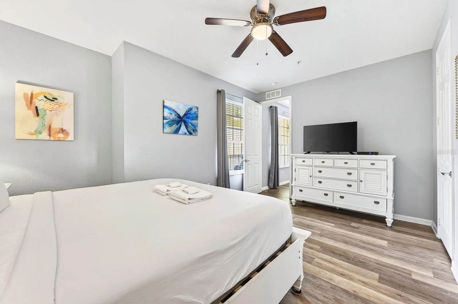 Second bedroom has en-suite bath access to the second full bath.