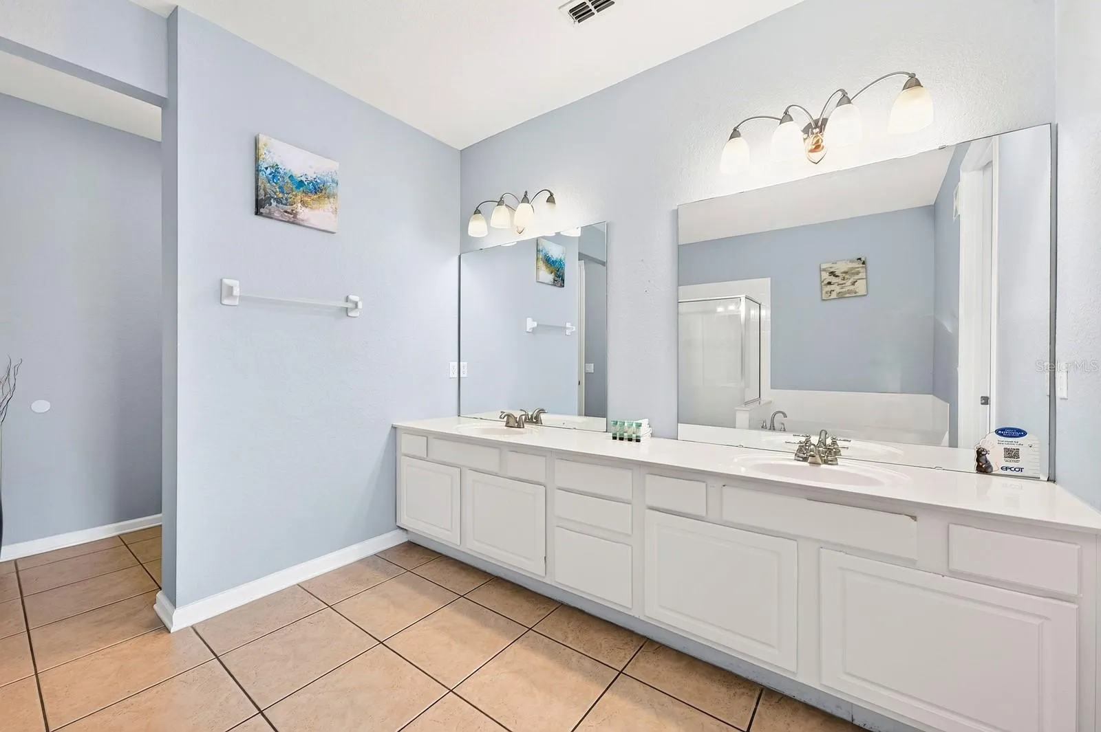 Primary en-suite bath.