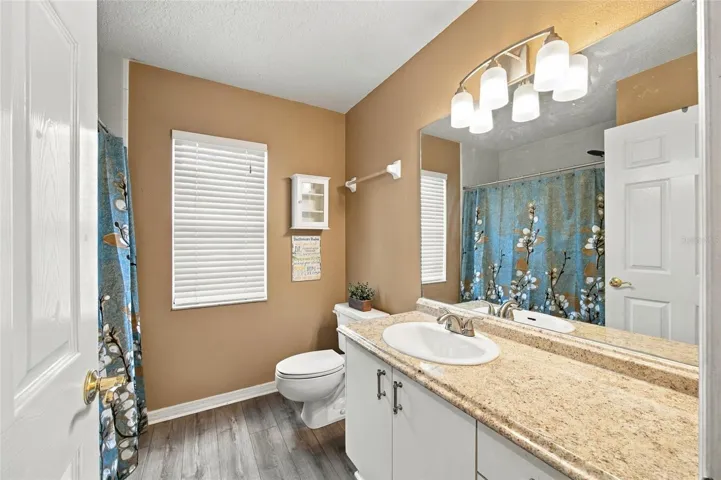 Bath between front and second bedroom