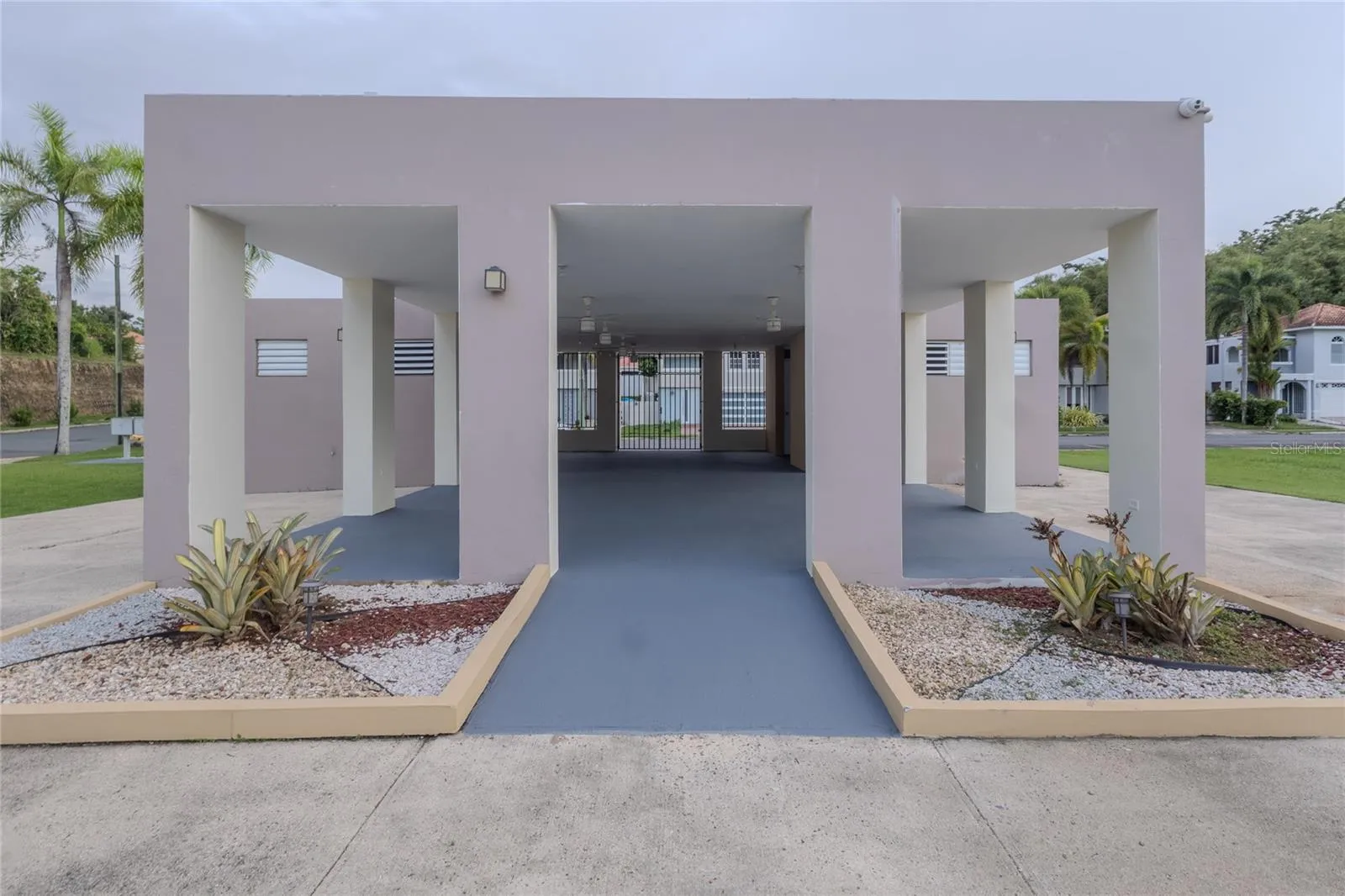 Community clubhouse with covered social area / Casa club de la comunidad con área social techada Community clubhouse with covered social area / Casa club de la comunidad con área social techada