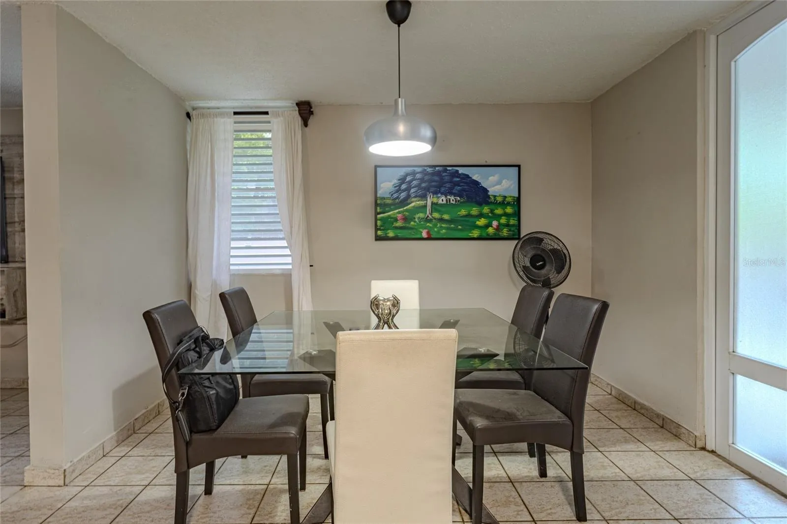 Dining area with pendant lamp and natural light / Comedor con lámpara colgante y luz natural Dining area with pendant lamp and natural light / Comedor con lámpara colgante y luz natural