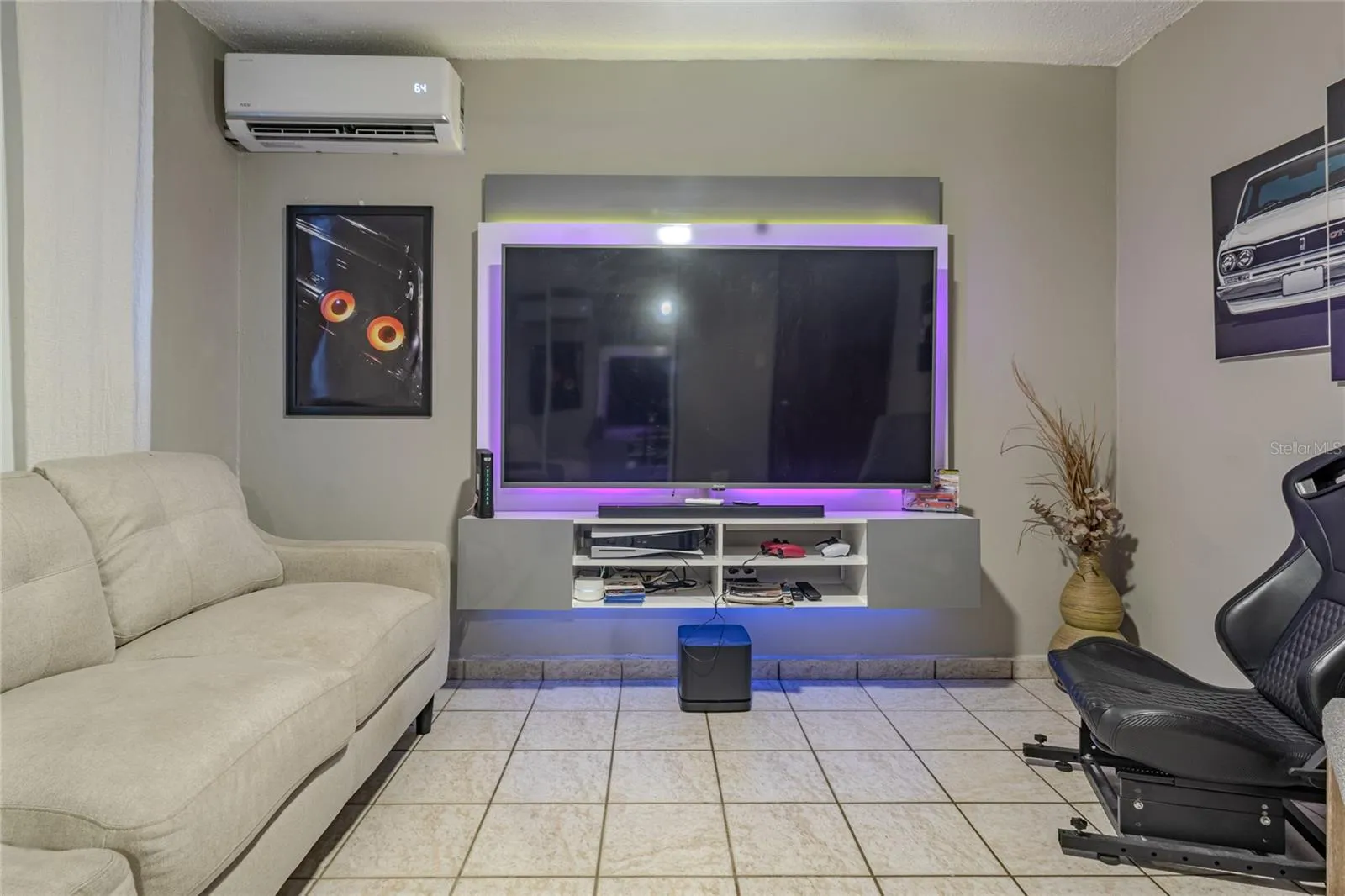 Media room with backlit TV wall and mini-split AC / Cuarto de entretenimiento con pared de TV iluminada y consola de aire Media room with backlit TV wall and mini-split AC / Cuarto de entretenimiento con pared de TV iluminada y consola de aire