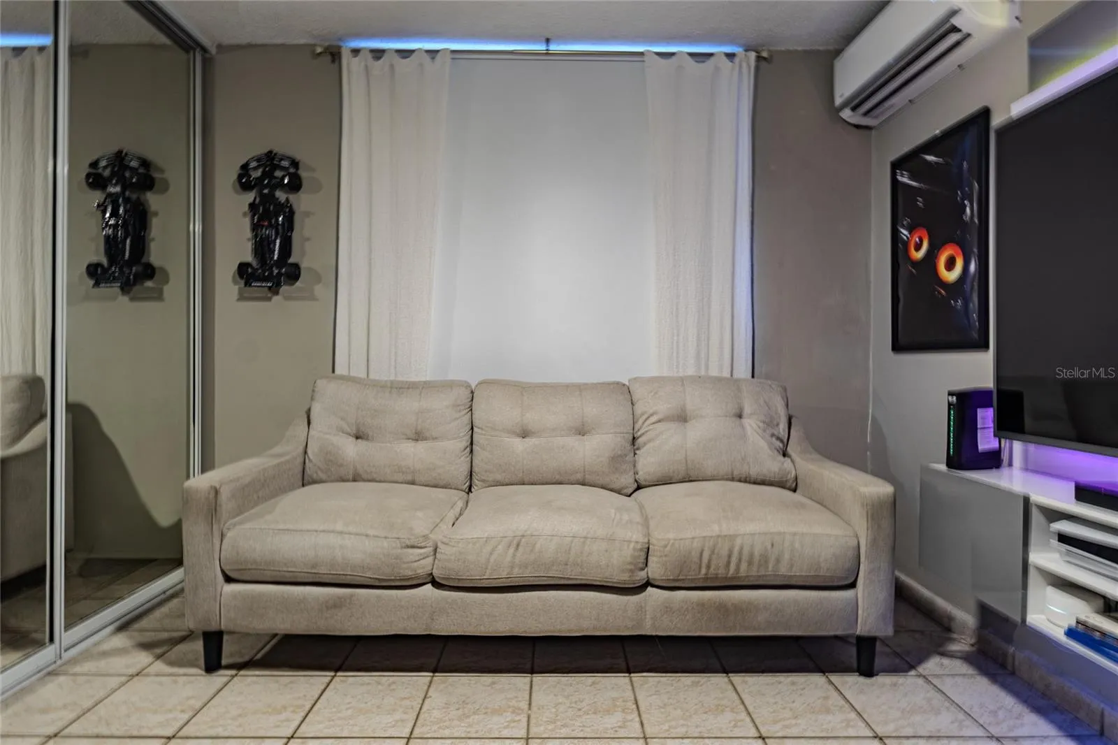 Versatile room with mirrored closets and natural light / Cuarto versátil con closets de espejo y luz natural Versatile room with mirrored closets and natural light / Cuarto versátil con closets de espejo y luz natural