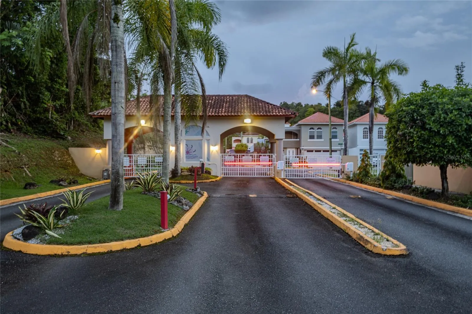 Gated entrance with controlled access / Entrada con portón y control de acceso Gated entrance with controlled access / Entrada con portón y control de acceso