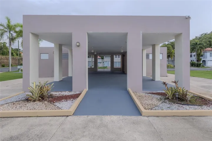 Community clubhouse with covered social area / Casa club de la comunidad con área social techada