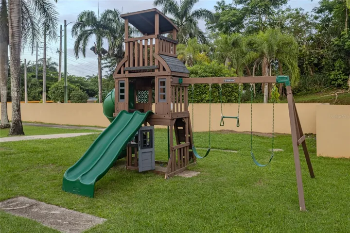 Community playground / Área de juegos de la comunidad