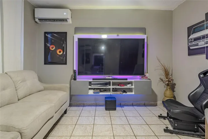 Media room with backlit TV wall and mini-split AC / Cuarto de entretenimiento con pared de TV iluminada y consola de aire