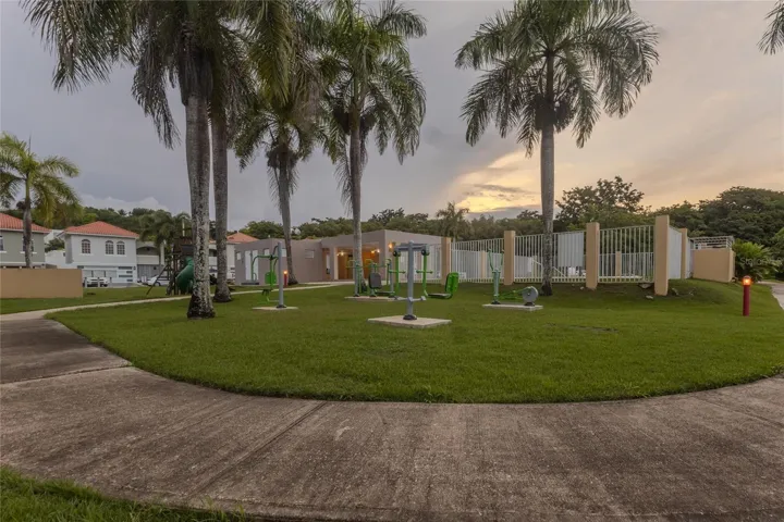 Green area with outdoor exercise stations / Área verde con estaciones de ejercicio al aire libre