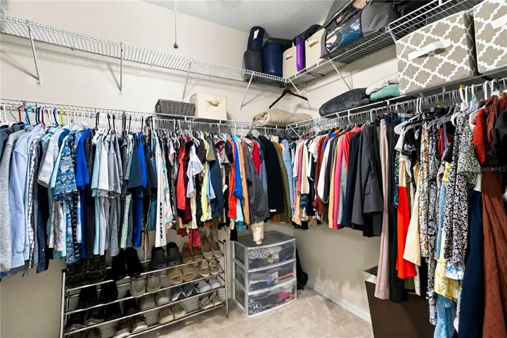 Walk-in-closet