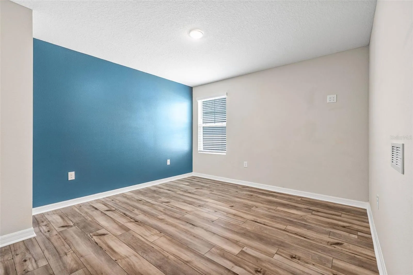 Upstairs 2nd bedroom