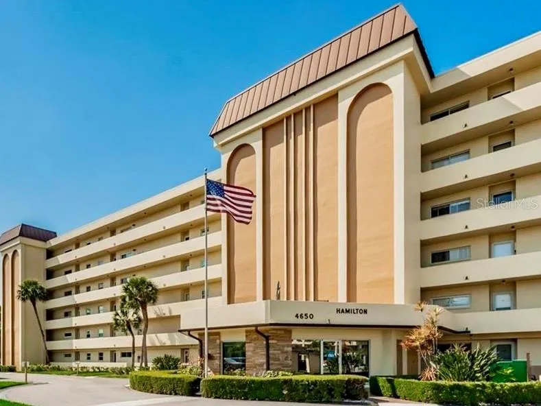 THE HAMILTON HOUSE - FREE WASHER AND DRYERS, RESERVED COVERED PARKING NEAR THE BUILDING, ADDITIONAL RESERVED STORAGE ON YOUR FLOOR
